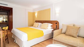 Family Quadruple Room | In-room safe, blackout curtains, soundproofing, free WiFi