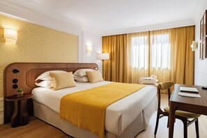 Classic Double Room | In-room safe, desk, blackout drapes, soundproofing - Hôtel Lepoussin (Cannes)