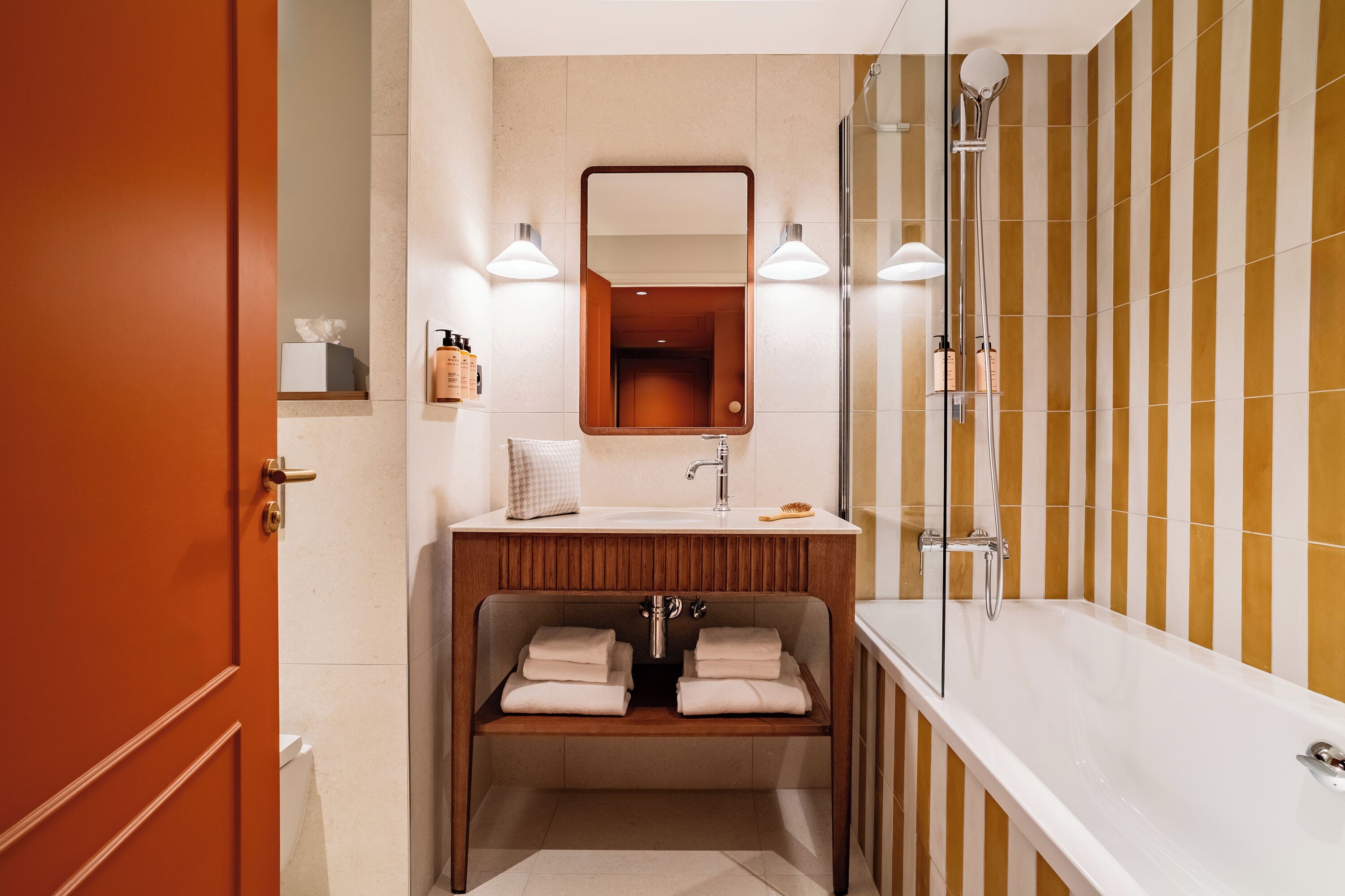 Combined shower/tub, free toiletries, hair dryer, towels