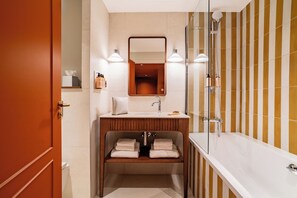 Bañera con ducha, artículos de tocador gratuitos, secador de pelo
