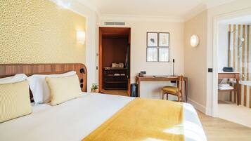 Quarto casal superior | Cofres nos quartos, escrivaninha, espaço de trabalho para notebook