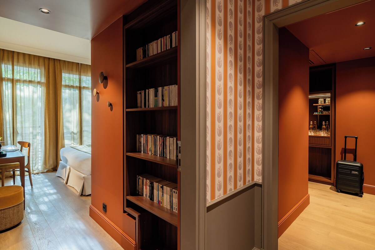 Comfort Suite | Peti besi dalam bilik, meja, ruang kerja komputer riba 