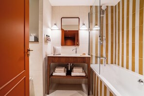 Combined shower/tub, free toiletries, hair dryer, towels - Hôtel Lepoussin (Cannes)