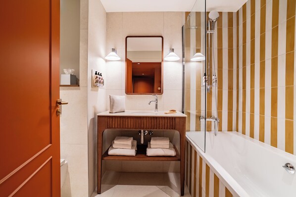 Combined shower/tub, free toiletries, hair dryer, towels - Hôtel Lepoussin (Cannes)