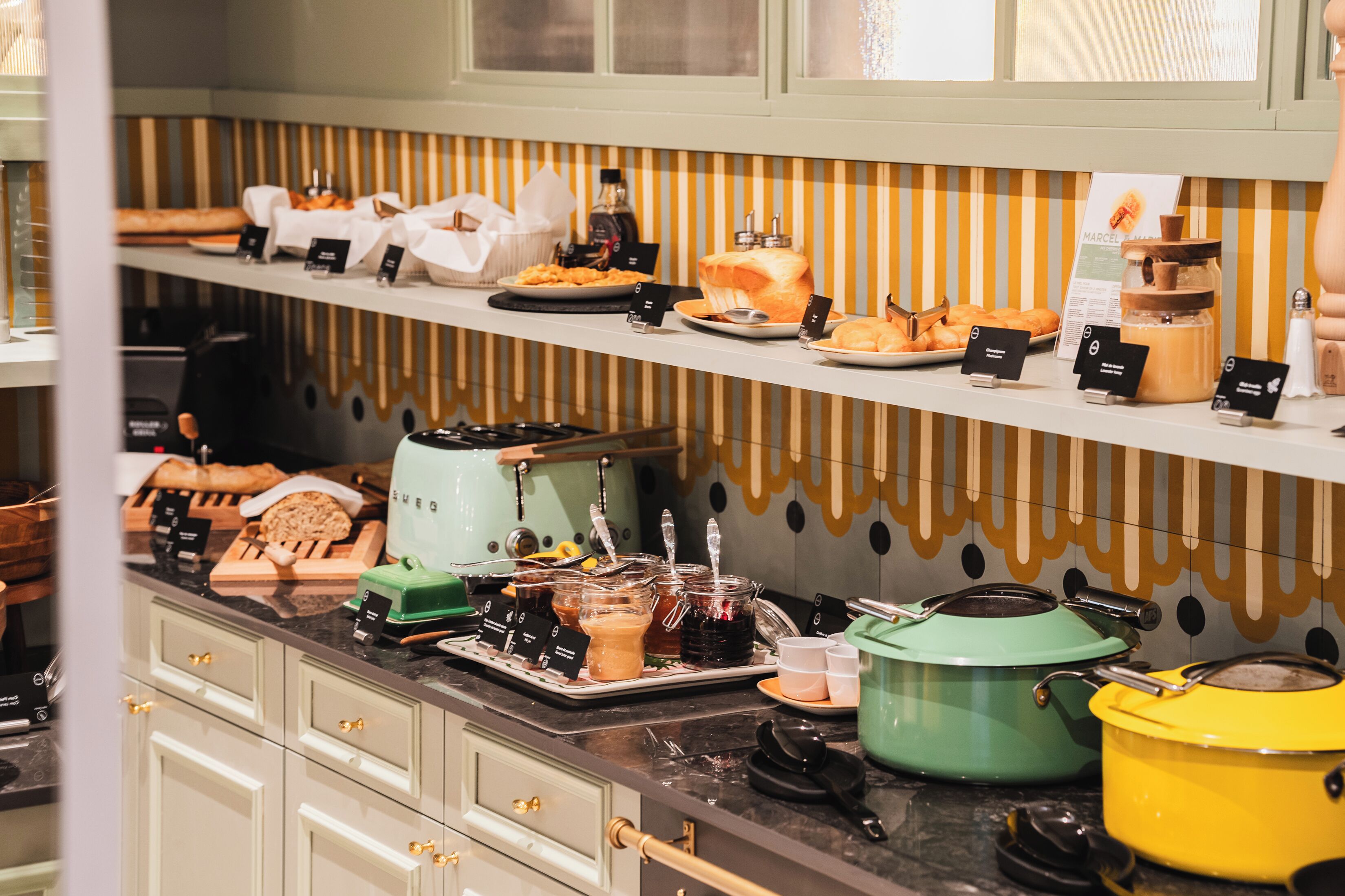 Un espace cuisine aménagé avec un buffet, comprenant divers aliments et ustensiles de cuisine.