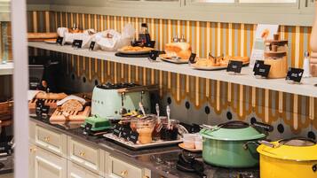 Un espace cuisine aménagé avec un buffet, comprenant divers aliments et ustensiles de cuisine.
