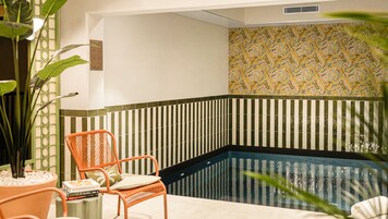 Una piscina cubierta