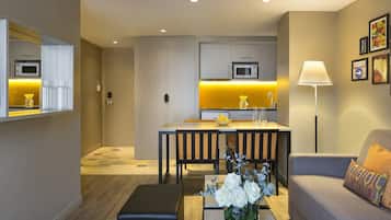 Een moderne hotelkamer met een zithoek, een bank en een lamp.