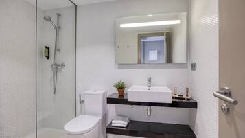 Een douche, milieuvriendelijke toiletartikelen, een haardroger