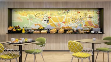 Dagelijks continentaal ontbijt (EUR 15 per persoon)