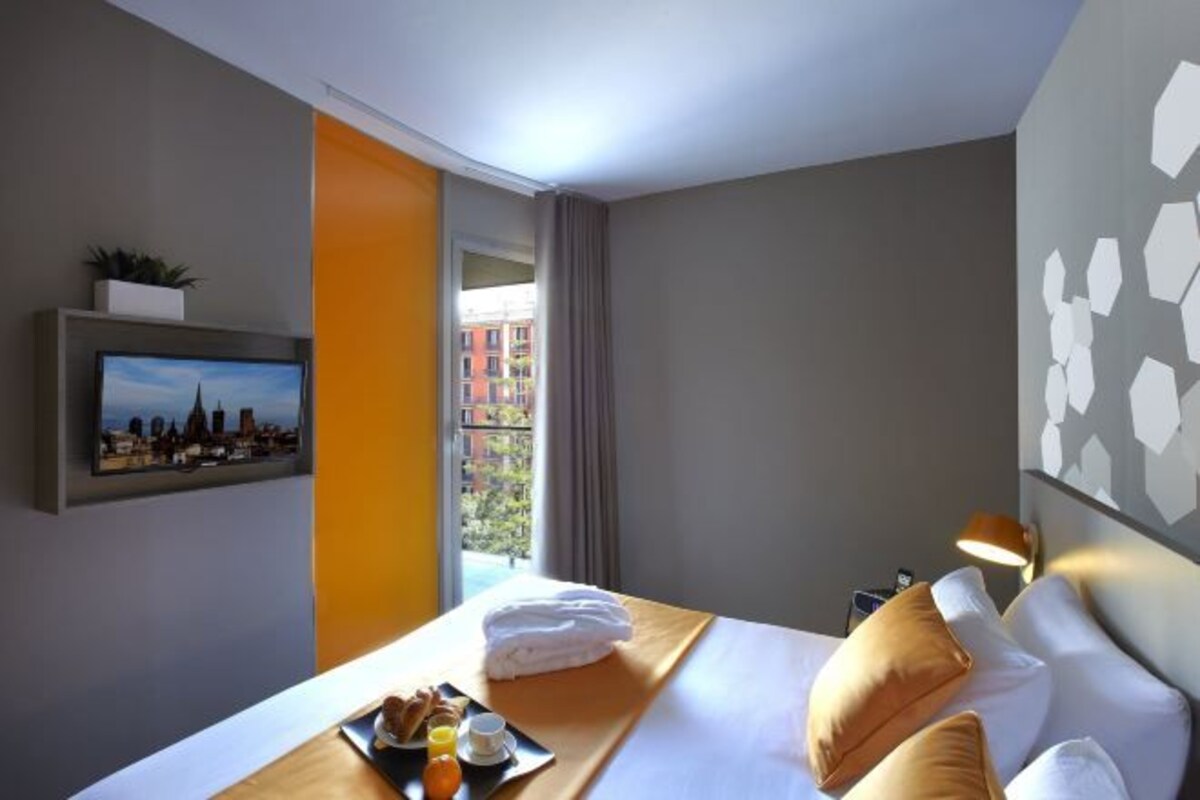 In-room safe, desk, laptop workspace, soundproofing