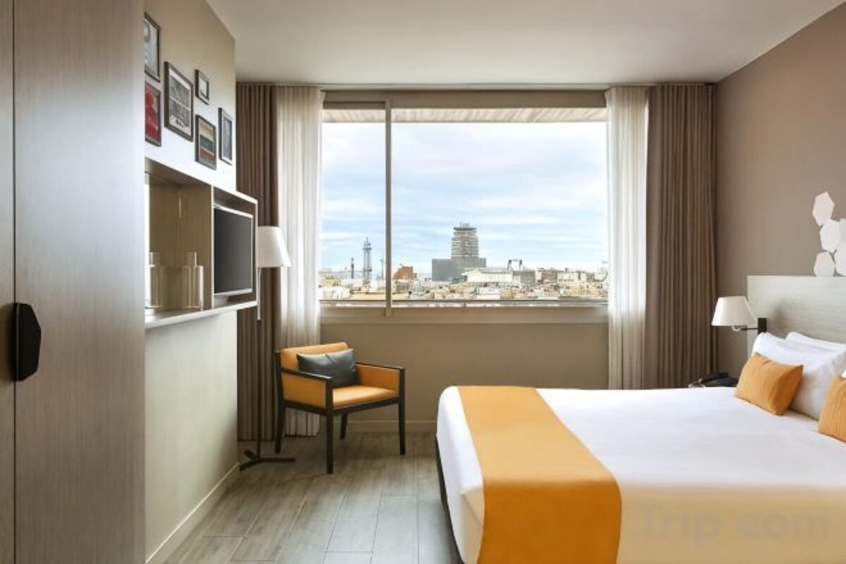 In-room safe, desk, laptop workspace, soundproofing