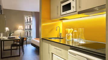 Una cocina moderna con un salpicadero amarillo, un microondas y un fregadero.