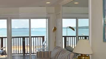Deluxe Condo, 1 Bedroom, Bay View | 1 bedroom, individually decorated, iron/ironing board, free WiFi