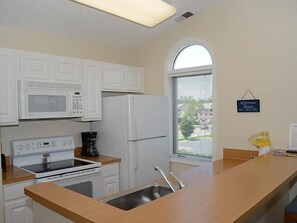 Deluxe Condo, 1 Bedroom, Bay View | Private kitchen