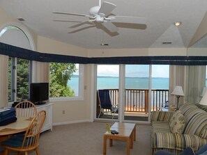Deluxe Condo, 1 Bedroom, Bay View | Living room