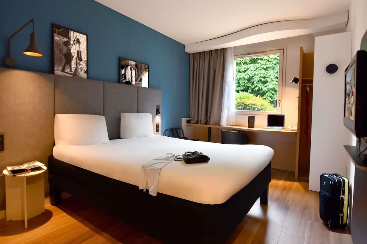 Habitación superior, 1 cama matrimonial | Ropa de cama de alta calidad, cortinas blackout y insonorización