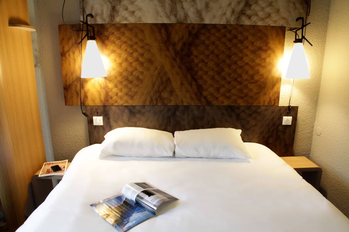 family room, 2 double beds | view from room