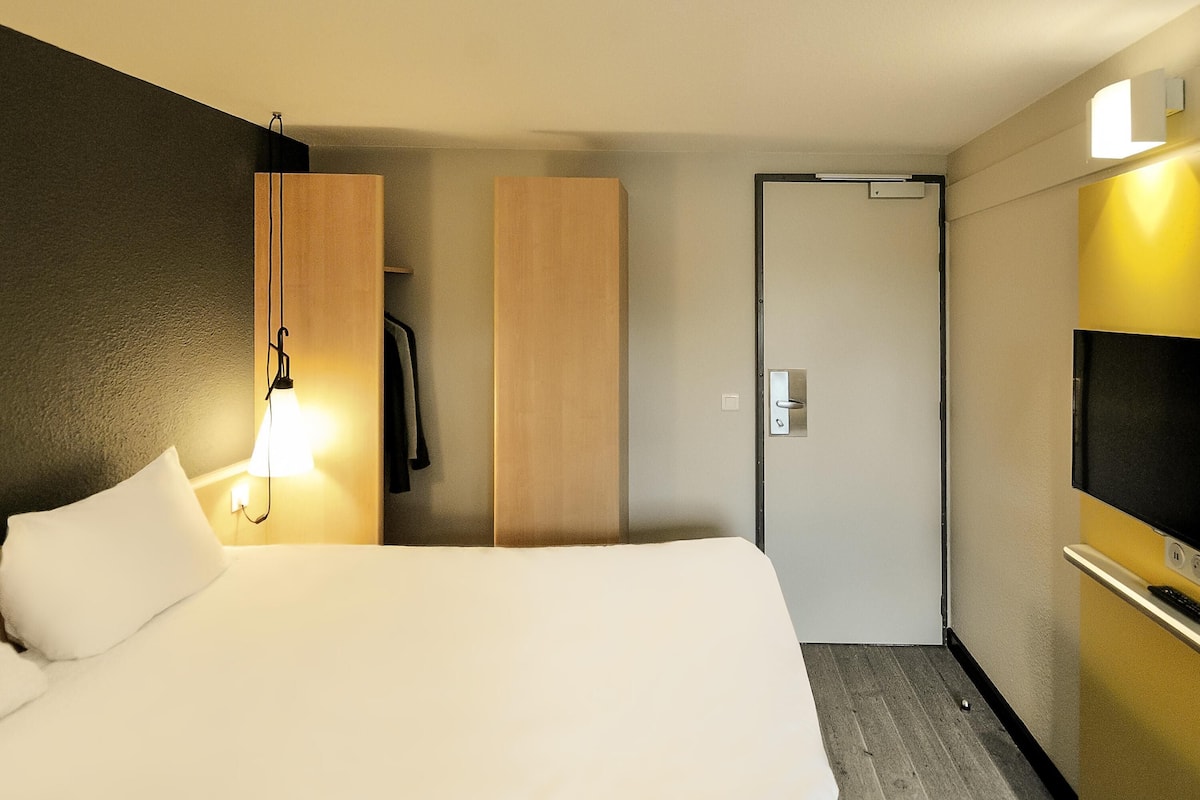 Standard Room, 1 Double Bed | Premium bedding, blackout drapes, soundproofing, iron/ironing board