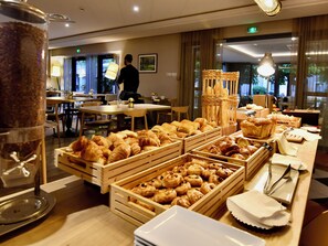 Desayuno buffet (EUR 13.90 por persona) 