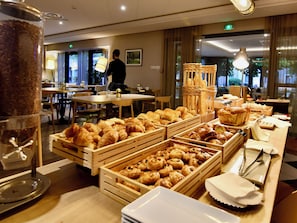 Bữa sáng buffet hàng ngày (13.90 EUR/mỗi người)