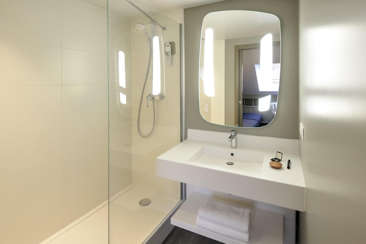 family room, 2 double beds | premium bedding, blackout curtains, soundproofing, iron/ironing board