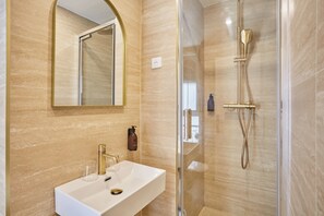 Artículos de higiene personal gratuitos, secador de pelo y toallas