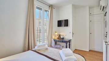 Escritorio, wifi gratis y ropa de cama