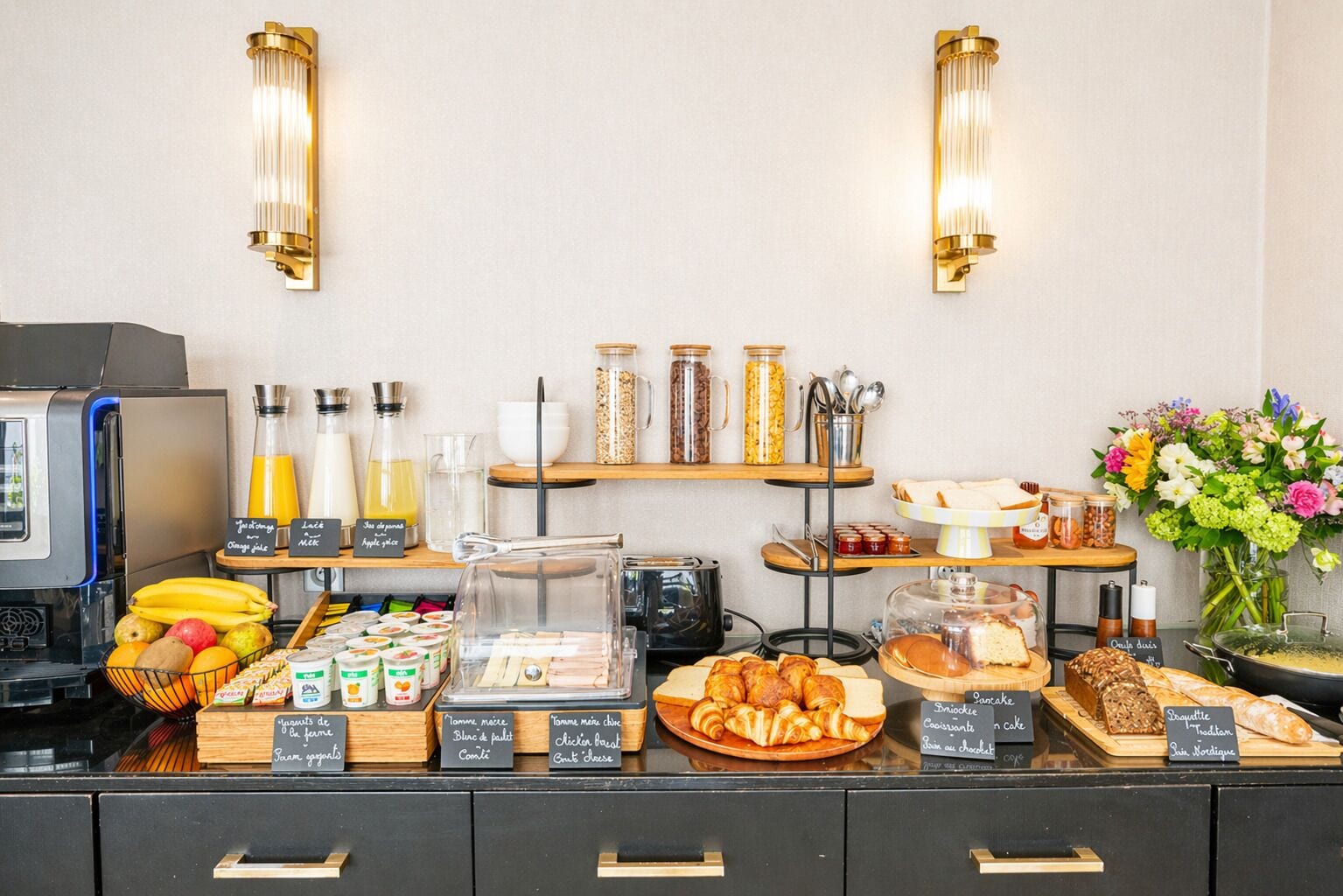 Tägliches Frühstücksbuffet gegen Gebühr