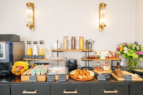 Daily buffet breakfast for a fee. Eiffel Rive Gauche