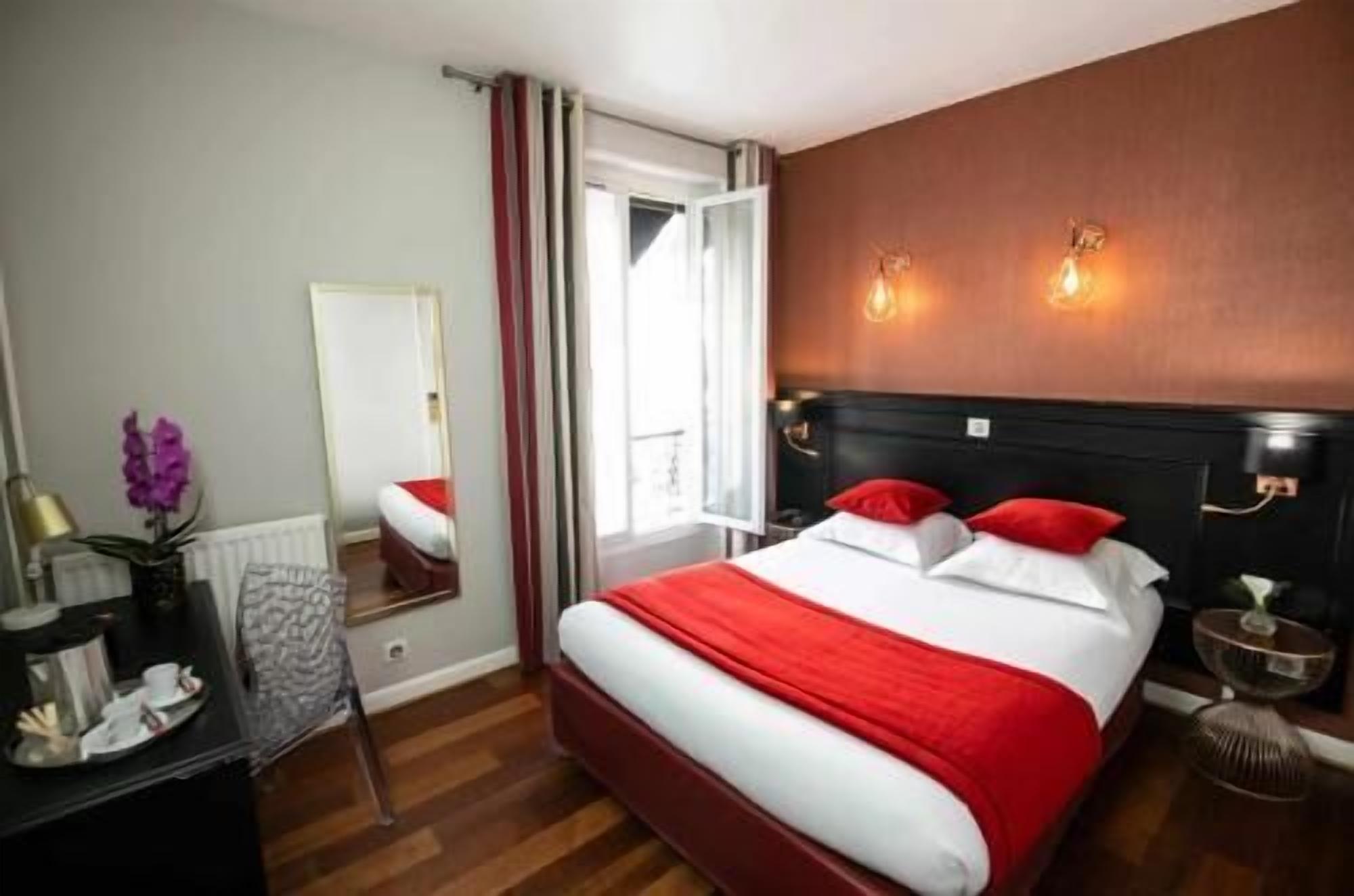 Escritorio, wifi gratis y ropa de cama 
