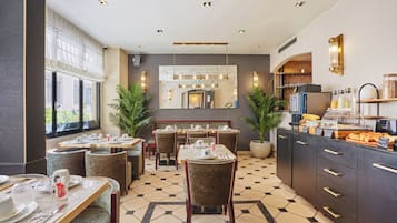 Sarapan bufet setiap hari (EUR 14 seorang)