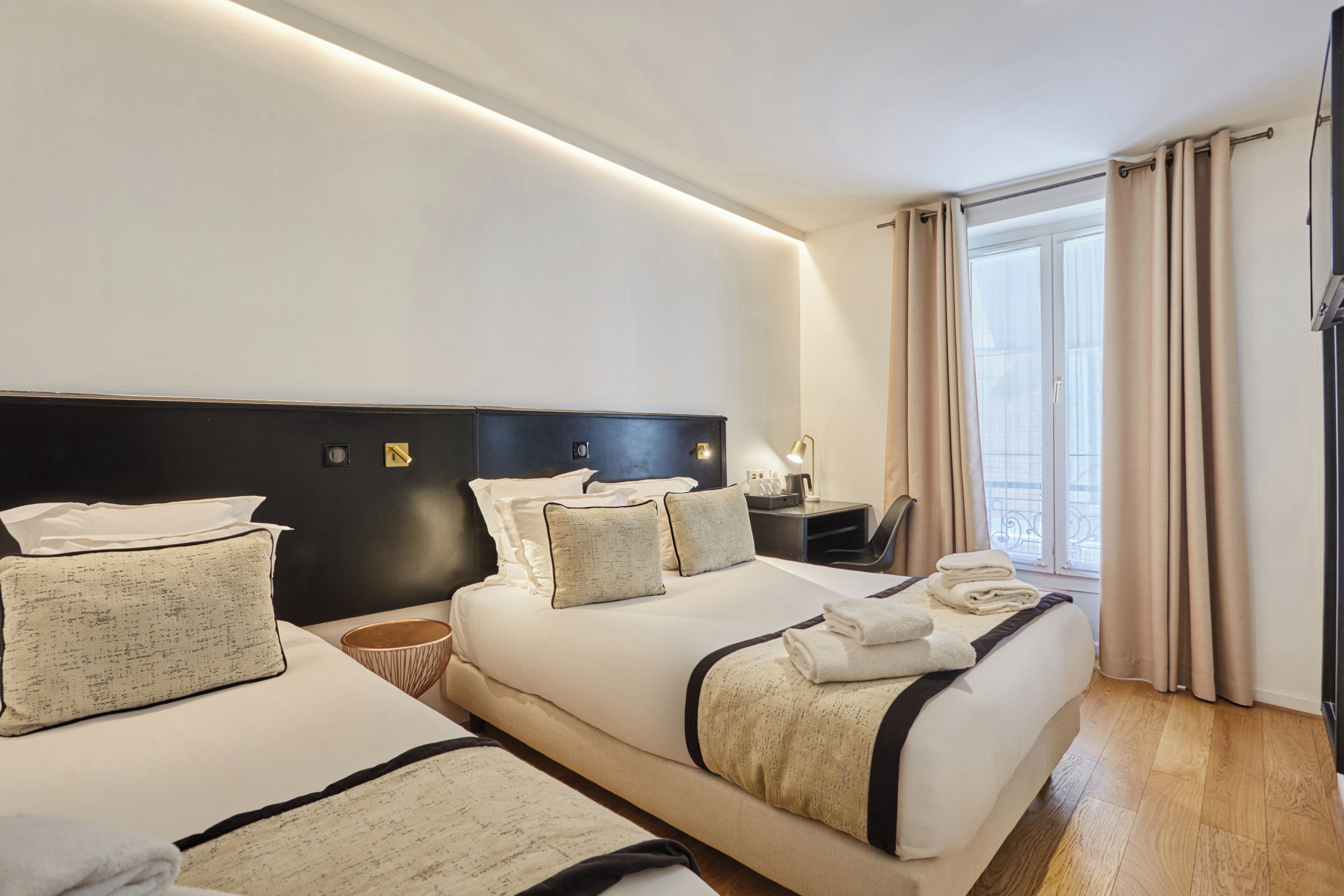 Escritorio, wifi gratis, ropa de cama