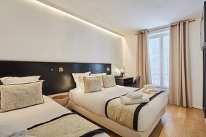 Een bureau, gratis wifi, beddengoed