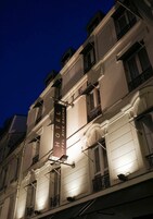 Η πρόσοψη ενός ξενοδοχείου με μια μεγάλη, ευδιάκριτη επιγραφή που γράφει «ΞΕΝΟΔΟΧΕΙΟ».
