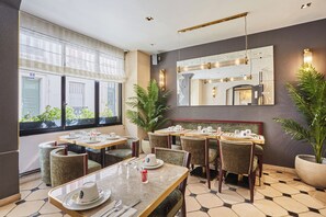 Café da manhã com buffet todos os dias mediante uma taxa