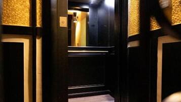 Un corridoio con pavimento in legno e una porta che dà su un'altra stanza.
