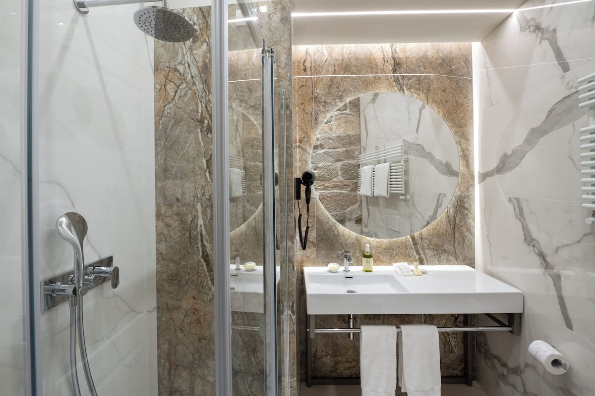 standard room, 1 bedroom | bathroom | shower, free toiletries, hair dryer, bathrobes