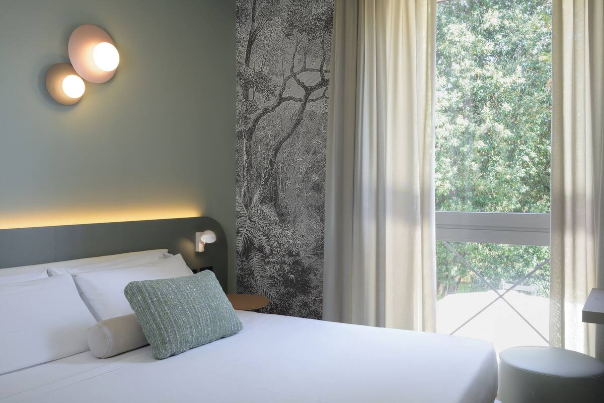 1 bedroom, premium bedding, down duvets, minibar