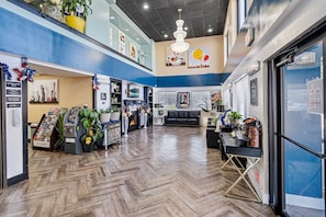 Lobby sitting area - Woodland Inn and Suites Extended Stay (Wichita)