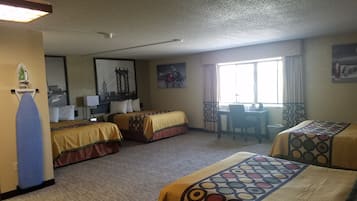 Een bureau, verduisterende gordijnen, een strijkplank/strijkijzer