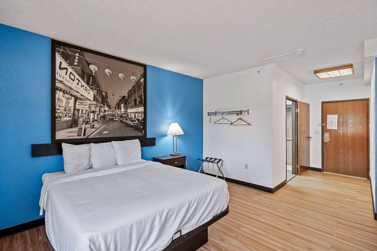 Deluxe Room, 1 King Bed, Non Smoking | Desk, laptop workspace, blackout drapes, iron/ironing board
