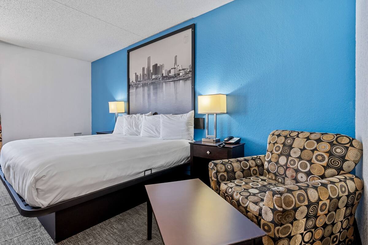 Luxury 1 King Suite with Sofa Non Smoking | Desk, laptop workspace, blackout drapes, iron/ironing board
