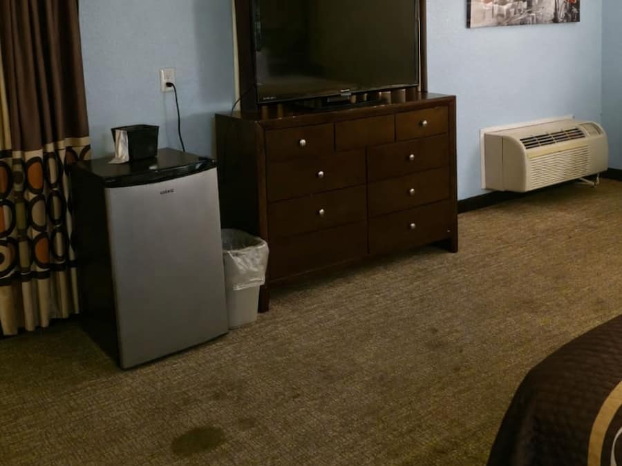 Family Room 3 Queen Beds Oversized Non Smoking | Room amenity