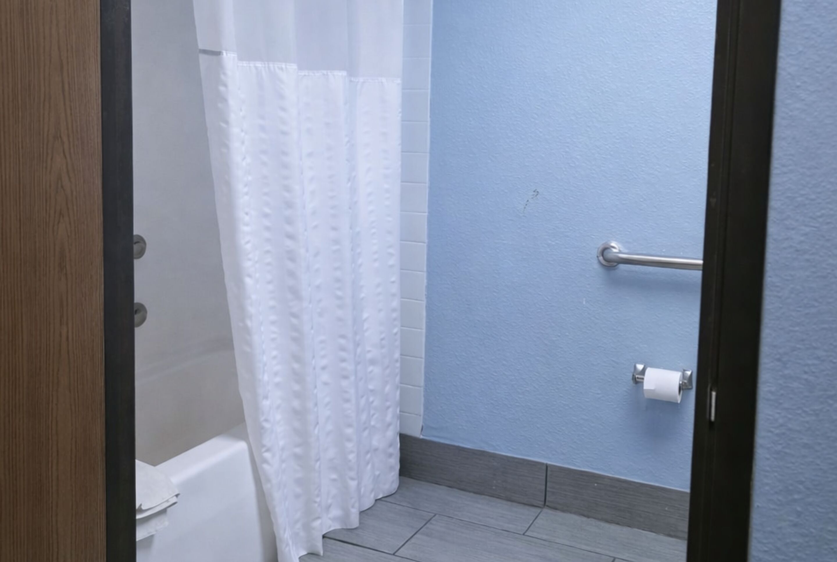 Family Room 3 Queen Beds Oversized Non Smoking  | Bathroom | Separate tub and shower, eco-friendly toiletries, towels