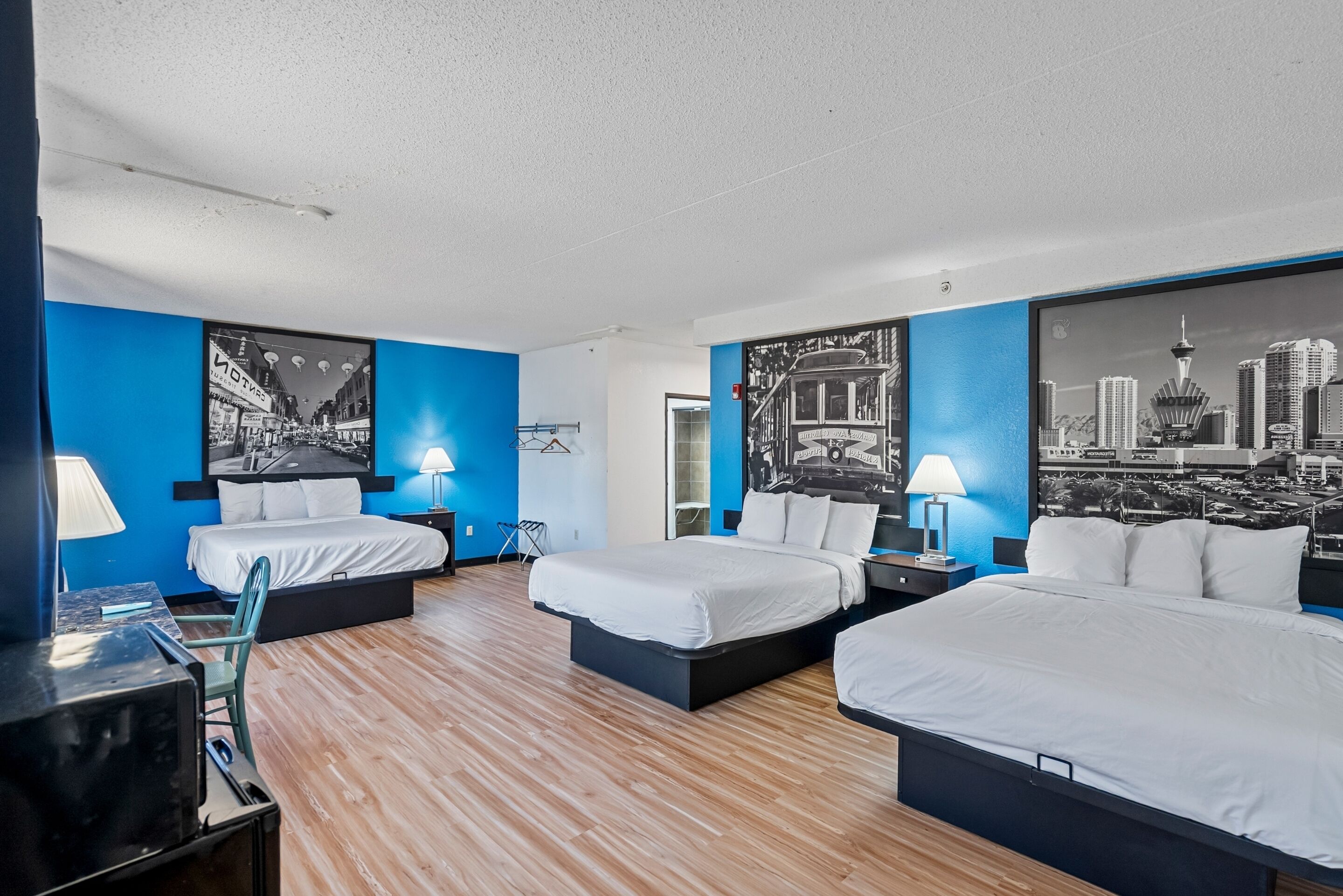 Family Room 3 Queen Beds Oversized Non Smoking  | Escritorio, espacio para trabajar con un portátil, cortinas opacas