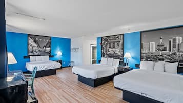 Family Room 3 Queen Beds Oversized Non Smoking | Escritorio, espacio para trabajar con un portátil, cortinas opacas