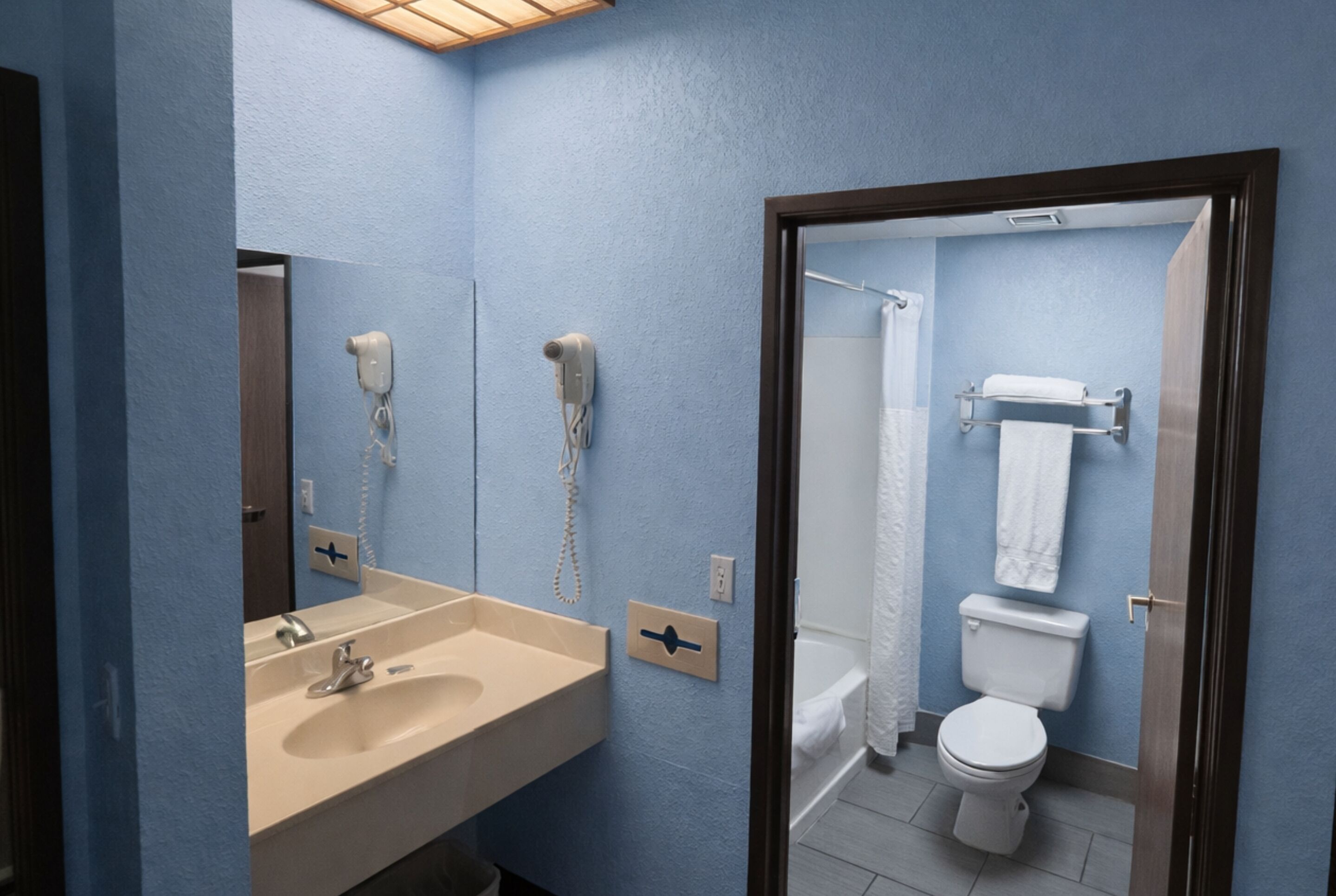 Luxury 1 King Suite with Sofa Non Smoking | Bathroom | Separate tub and shower, eco-friendly toiletries, towels