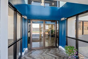 Interior entrance - Woodland Inn and Suites Extended Stay (Wichita)