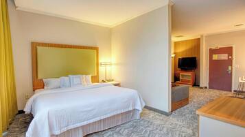 Värdeförvaringsskåp på rummet, skrivbord och mörkläggningsgardiner